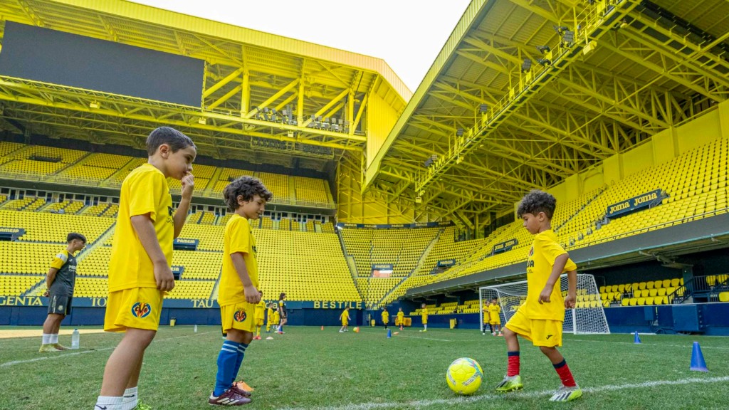 Youth players training at Estadio de la Cerámica